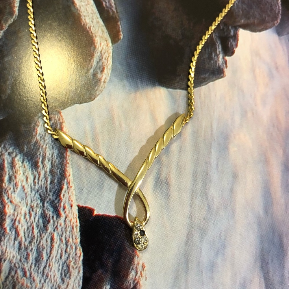 Gold intertwined necklace